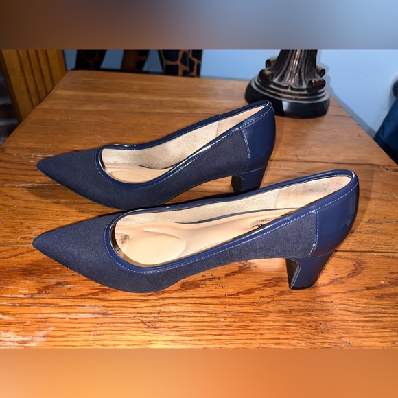 Abella True Comfort Women’s Navy Pumps W/Patent Leather Trim & Heel! Size 8. - Picture 2 of 12